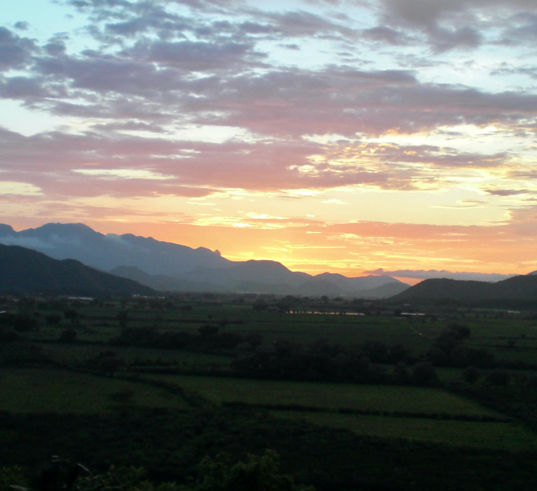 Sunset over the Mascota mountains representing the peace of mind and security of investing with Posito Santo and Zuñiga Realtors.